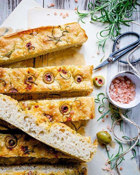 Focaccia z oliwkami – włoski przepis na pyszną przekąskę