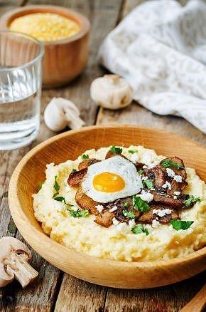 Polenta z chrupiącymi pieczarkami i jajkiem