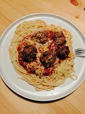 Spaghetti z pieczonymi klopsikami z indyka