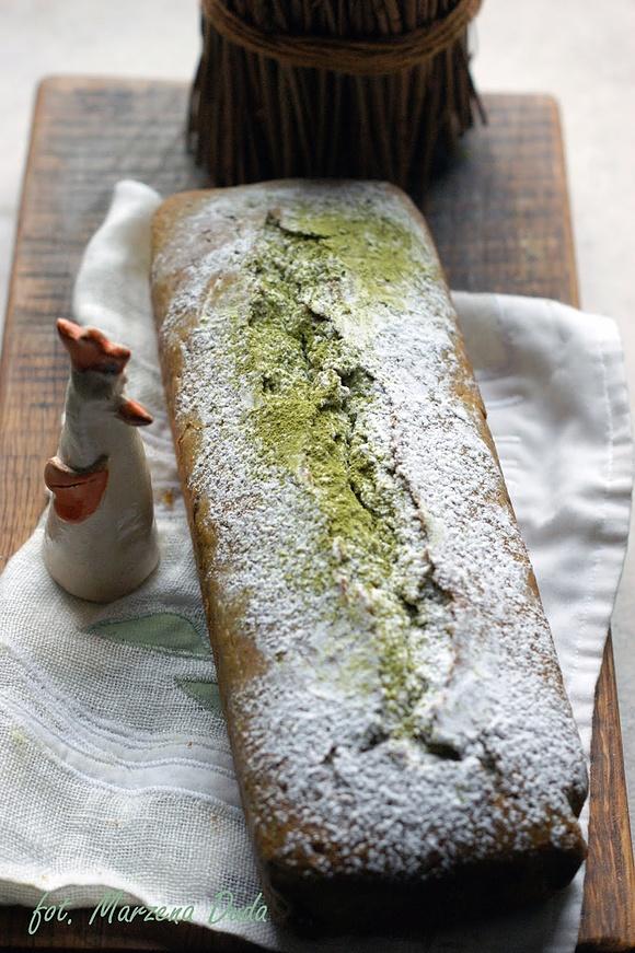 Babka z zieloną herbatą matcha