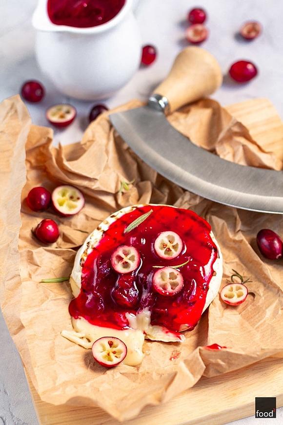 Grillowany camembert z żurawiną
