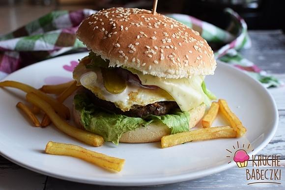Burgery wołowe z jajkiem sadzonym i sosem czosnkowym