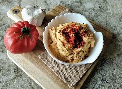 Hummus z suszonymi pomidorami czosnkiem niedźwiedzim i czarnuszką