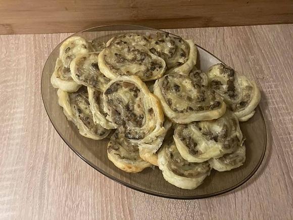 Zawijasy z ciasta francuskiego z pieczarkami i mozzarellą