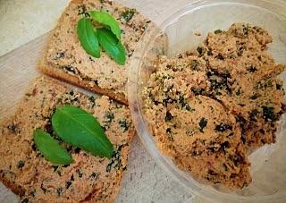 Wegańska pasta do chlebka a'la szprot w sosie pomidorowym