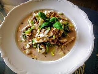 Surowa zupa pieczarkowa z koprem włoskim selerem naciowym i kapustą pak choi