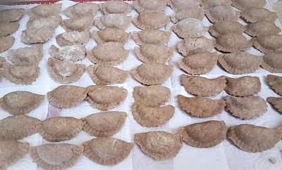 Wegańskie pierogi z pełnoziarnistej mąki orkiszowej z sosem czosnkowym