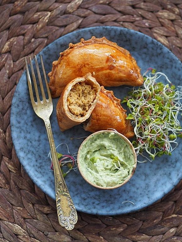 Empanadas z soczewicą wędzoną papryką i zielonym sosem