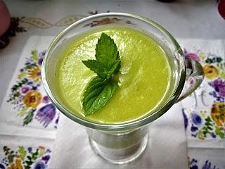 Smoothie z ananasa i avocado z sokiem z brzozy i miętą