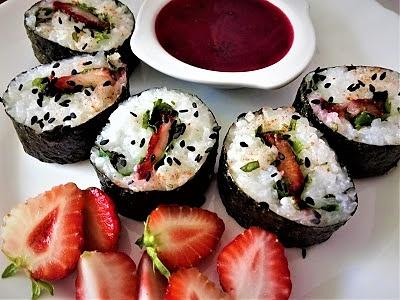 Truskawkowe sushi z porzeczkowo-ziołowym sosem