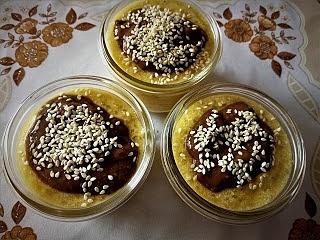 Pudding z mango, orzechów nerkowca i tapioki z czekoladowym kleksem z banana, chia i korabu