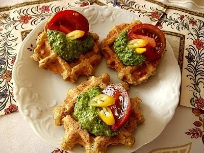 Pikantne gofry ze szpinakiem i pesto