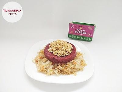 Burger buraczany z kaszą pęczak i kiszoną kapustą