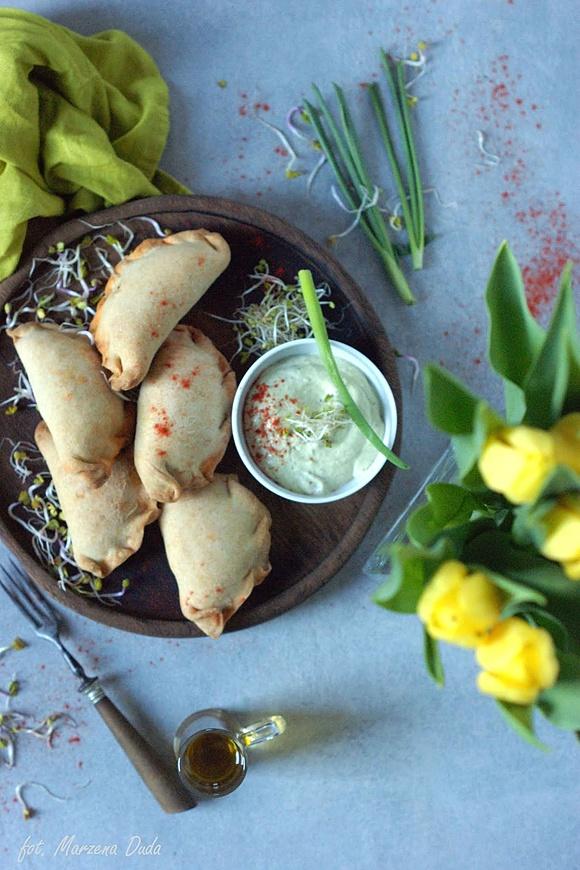 Empanadas z soczewicą i zielonym sosem z awokado