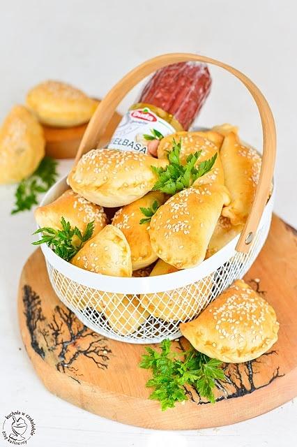 Pieczone pierożki z sosem chrzanowym