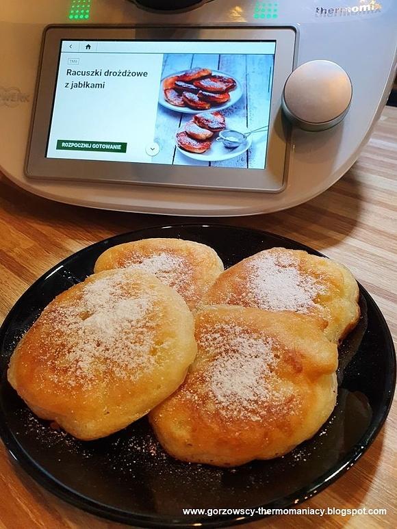 Racuszki drożdżowe z jabłkami