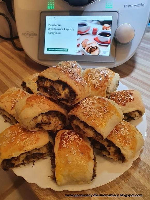Paszteciki drożdżowe z kapustą i grzybami
