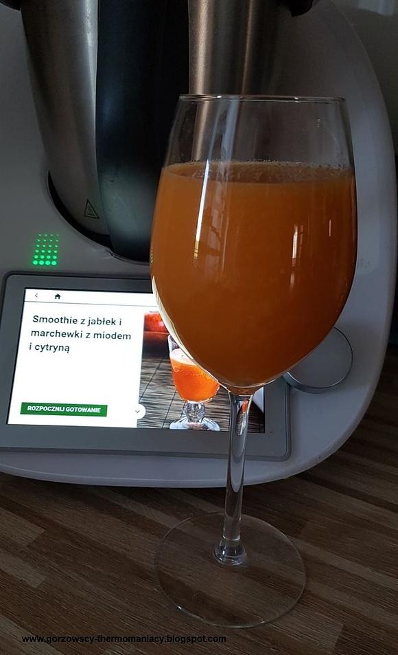 Smoothie z jabłek i marchewki z miodem i cytryną
