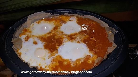 Shakshuka z ciecierzycą i boczkiem na parze