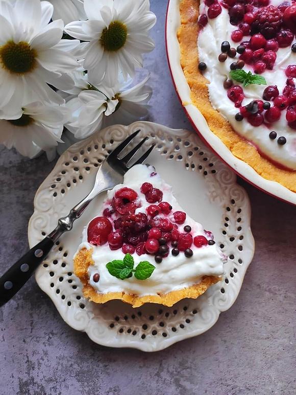 Tarta bez pieczenia z śmietanowo-serowym kremem i owocami