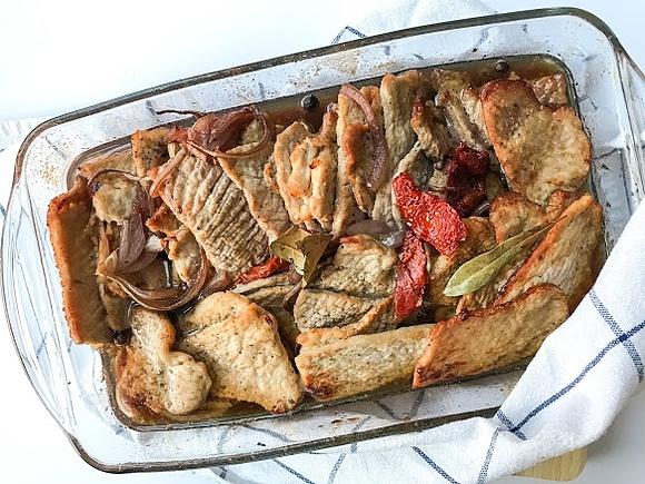 Schab wolno pieczony w sosie własnym