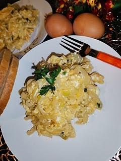 Jajecznica z duszoną cebulką