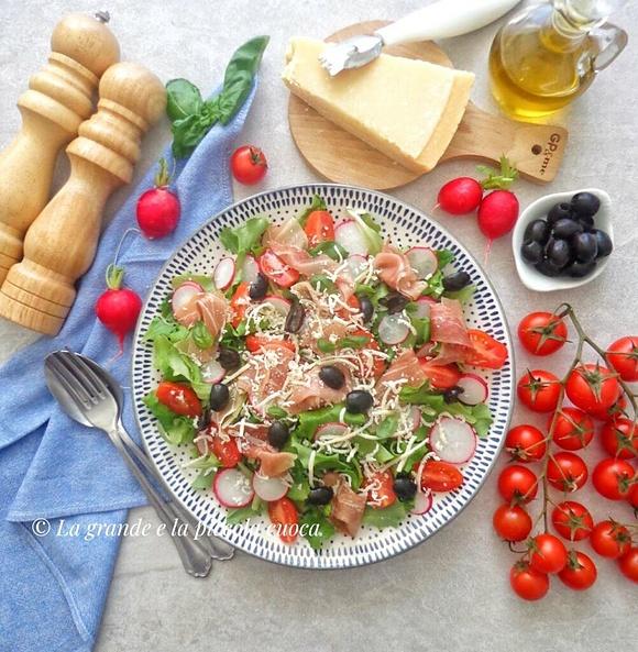 Sałatka z szynką parmeńską i dressingiem pomarańczowym