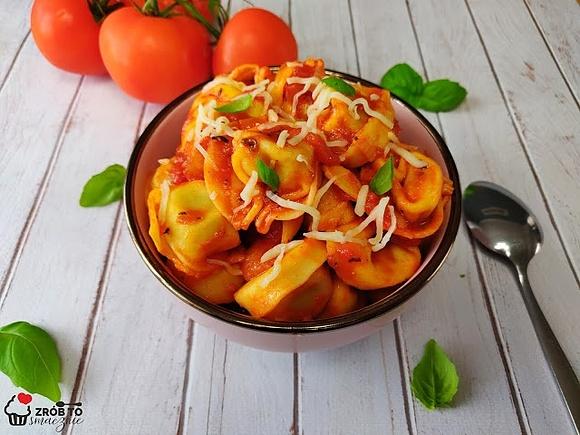 Tortellini w sosie pomidorowym