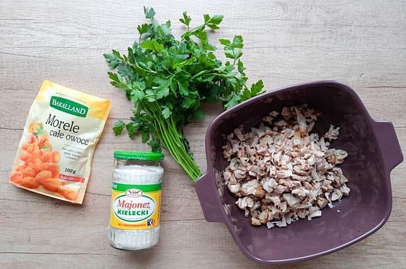 Kanapkowa pasta z pieczonego kurczaka i suszonej moreli