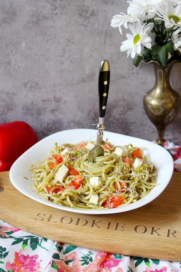 Spaghetti z zielonym pesto serem i pomidorami