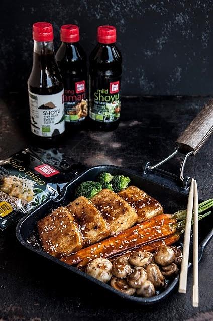 Smażone tofu w sosie miso z warzywami