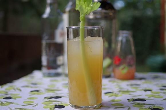 Drink na kaca i nie tylko – koktajl z wódką i selerem