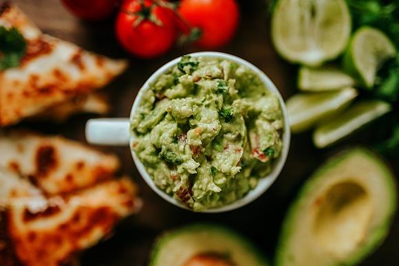 Guacamole z suszonymi pomidorami - szybki i zdrowy dodatek
