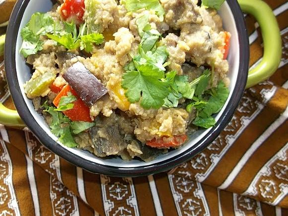 Bakłażan z czerwoną soczewicą w zielonej paście curry