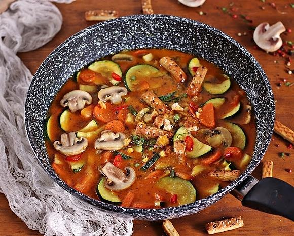 Kokosowa zupa curry z paluchami