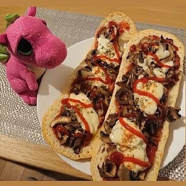 Zapiekanki z pieczarkami i mozzarellą