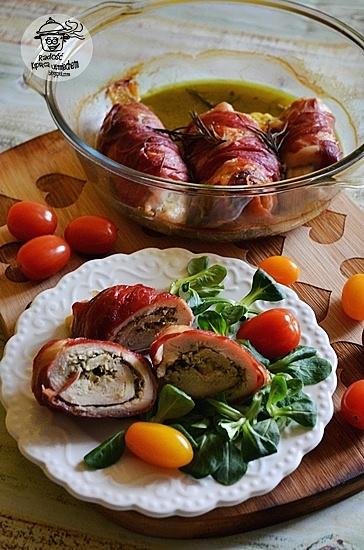 Drobiowe roladki nadziane pesto bazyliowym i owinięte w szynkę serrano