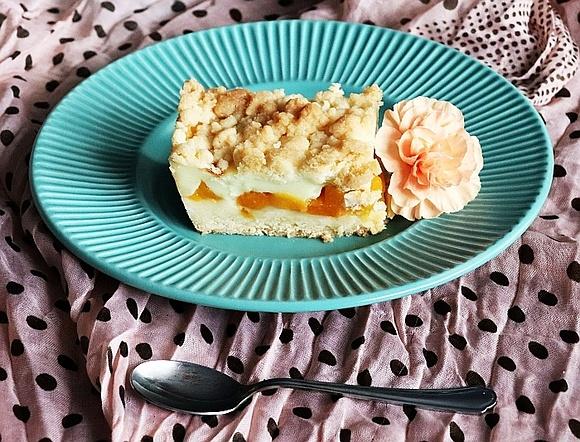 Ciasto z budyniem bananowym, brzoskwiniami, mango i kruszonką