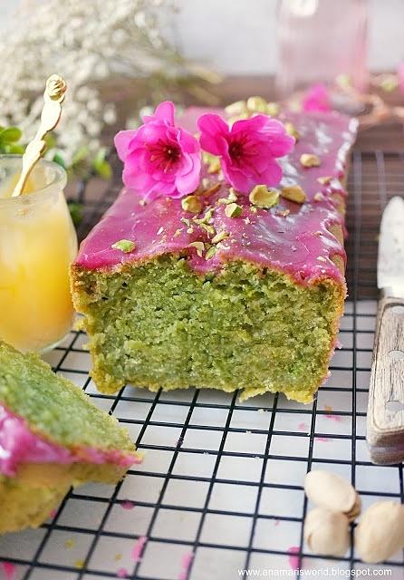Jogurtowa babka cytrynowo-szpinakowo-pistacjowa