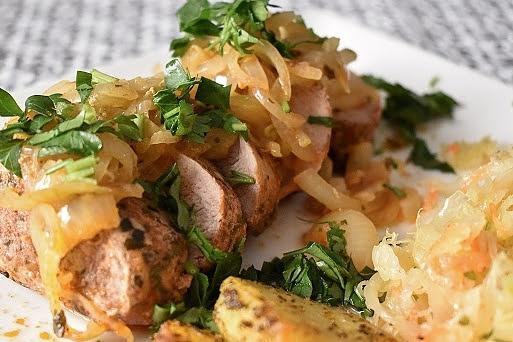 Polędwiczki w sosie cebulowym - jak nie płakać przy krojeniu cebuli