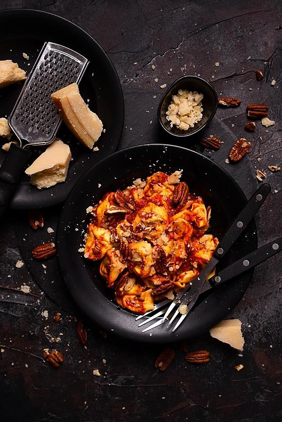 Tortellini z ricottą w sosie pomidorowym z parmezanem i pekanami