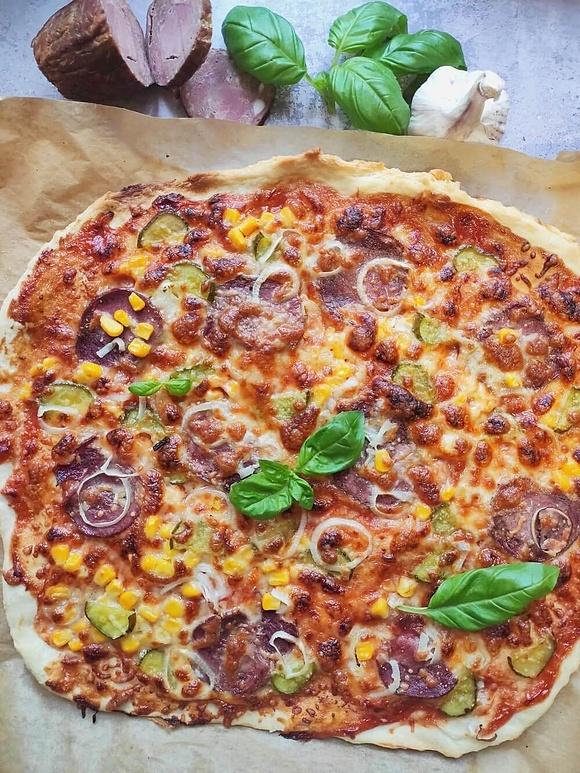 Pizza na świeżych drożdżach z kiełbasą krakowską i warzywami