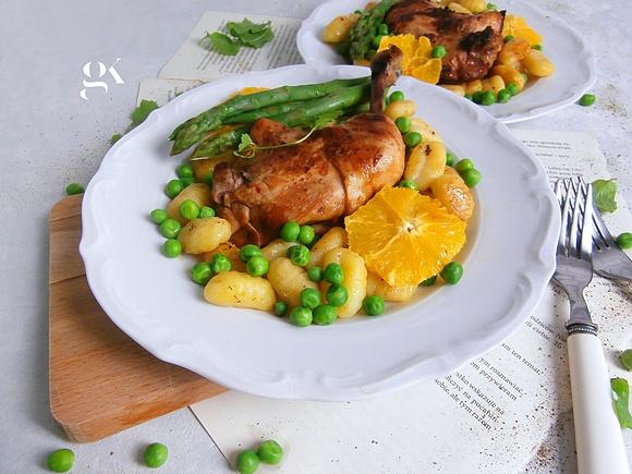 Kurczak w pomarańczach z gnocchi i szparagami