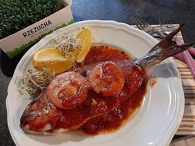 Dorada zapiekana z pomidorami
