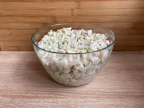 Sałatka tortellini z szynką, ananasem i selerem