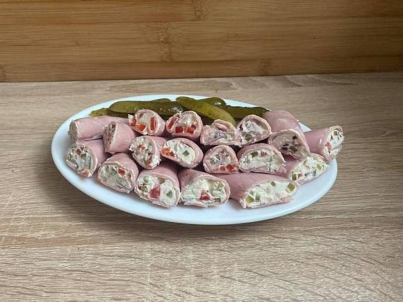 Szyneczki faszerowane serkiem i warzywami