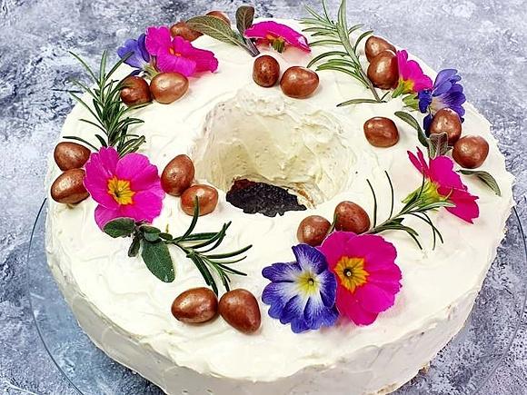 Wielkanocna babka wisząca z cytrynową nutą - przepis na puszystą babkę