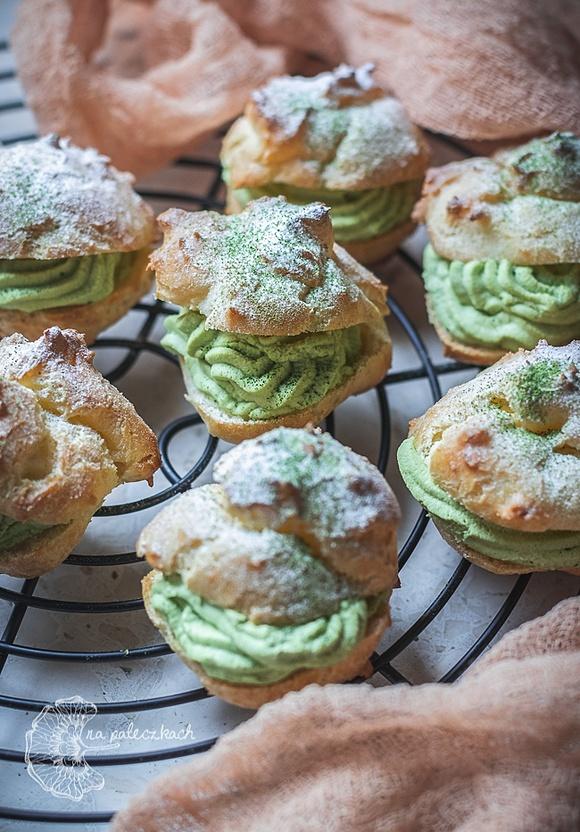 Ptysie z kremem matcha