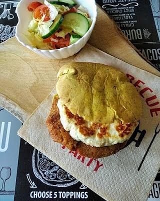 Pita w stylu indyjskim z burgerem ciecierzycowym i paneerem