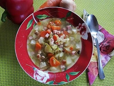 Zupa ogórkowa z boczkiem i kiełbasą